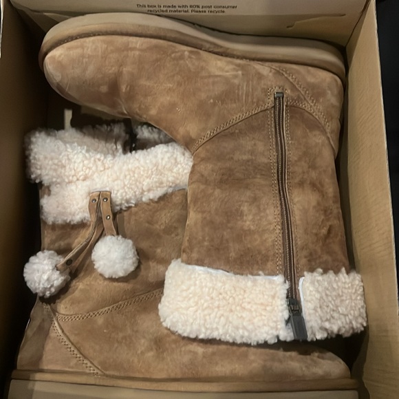 UGG Plumdale Cuff Short PomPom Boots Womens Size 8 Chestnut Color Style 1102933 - Picture 3 of 9